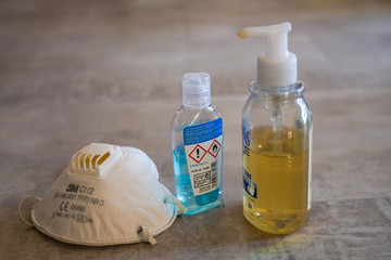 Elements essentiels pour se protéger du virus covid19 : masque pour le visage et les voies...