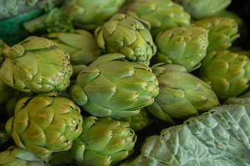 Obraz premium Fresh tasty healthy green artichoke closeup