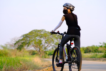 Fototapeta na wymiar sporty woman riding a mountain bike in the natural background
