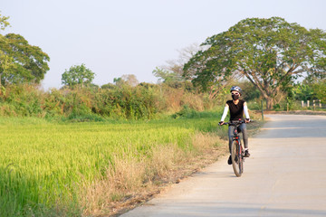 Obraz premium sporty woman riding a mountain bike in the natural background