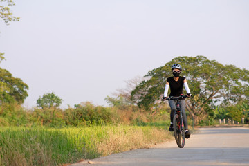 Obraz premium sporty woman riding a mountain bike in the natural background
