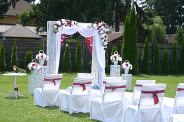 Wedding visiting ceremony with sequin fabric and floristry