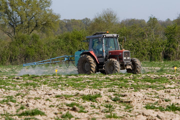 Tracteur épandant engrais