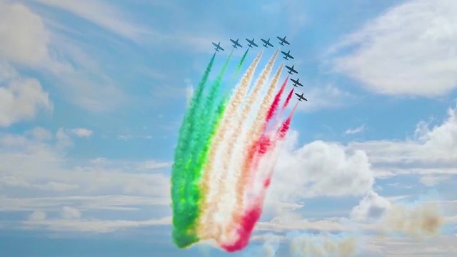 Frecce tricolori, orgoglio italiano. Concetto di patriottismo e di festa della Repubblica, 2 Giugno. Ce la faremo dopo il Coronavirus covid-19. 