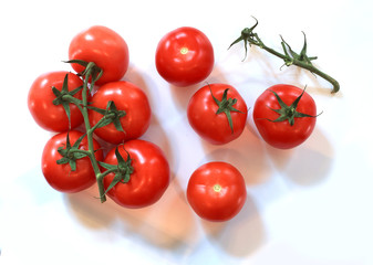 Tomaten von oben isoliert auf weißem Hintergrund