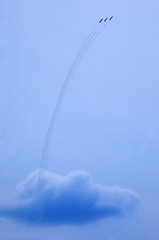 samoloty wylatujące z chmury 