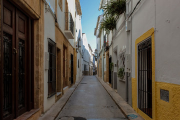 Calle solitaria en  Jávea en la Comunidad Valenciana.
