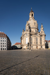 Fototapeta na wymiar Frauenkirche am Neumarkt in Dresden, menschenleer wegen der Ausgangssperre während der Coronapandemie 2020