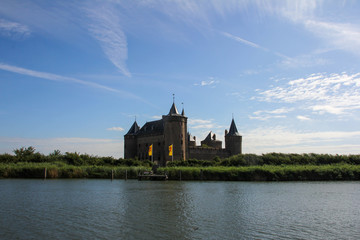 Obraz premium Muiden Castle with the river in the foreground