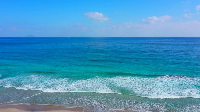 晴れの日の空と浜に打ち寄せる海