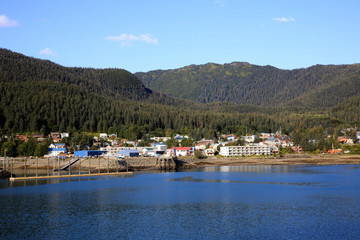 Fototapeta premium Juneau, Alaska / USA - 08 sierpnia 2019: Widok z pokładu statków wycieczkowych w pobliżu Juneau, Juneau, Alaska, USA