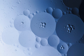 Macro fotografía. Gotas de aceite en agua. Empleo de la luz para destacar texturas a través de...