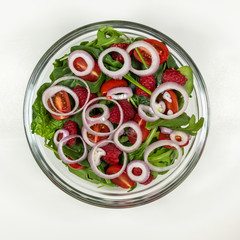 Fresh vegetable salad plate. Ingredients: green spring mix, cherry tomatoes, raspberries, onion, feta cheese, dressing. Step 4 - onion.