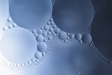 Macro fotografía. Gotas de aceite en agua. Empleo de la luz para destacar texturas a través de...