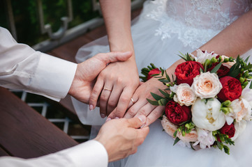 Obraz na płótnie Canvas groom holds the bride's hand 