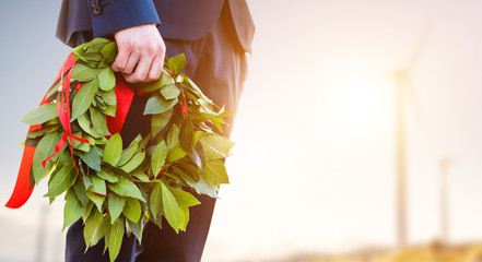 Laurea in Ingegneria. Mano di un ragazzo che tiene la corona trionfale d'alloro. Concetto di...