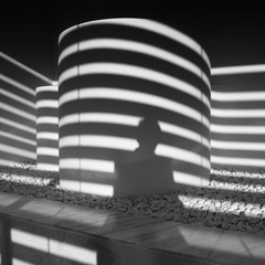  Silueta de persona proyectada en una pared de diferentes formas con sombras y luces de rayas   