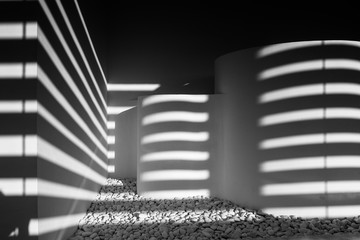 Sombras de rayas en un edificio con diferentes volúmenes