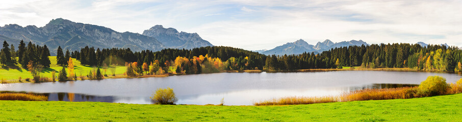 Fototapeta na wymiar panoramic landscape with lake and mountain range in Bavaria, Germany