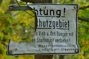 Zerstörtes Schild im Wasserschutzgebiet