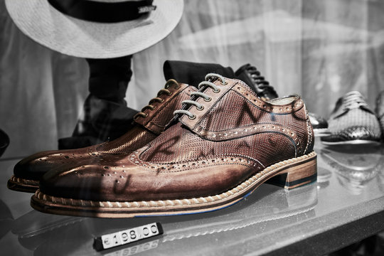Schuhe in der Auslage eines Schuhgesch&auml;ftes