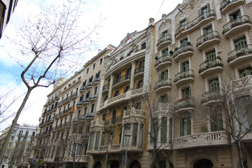 Fototapeta na wymiar vista esterno casa per le vie di Barcellona