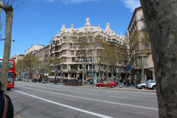 Fototapeta na wymiar vista esterno casa per le vie di Barcellona