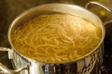 spaghetti, essen, italien, lebensgefühl, kochen, kochtopf, genießen, genuß, gelb, hunger, nudeln, tomaten, tomatensauce, duften, essen, geruch, dampf, hände, kochen, abgießen, wasser, stahl, stahltopf