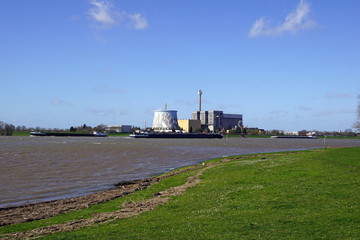 Fototapeta premium Rhein bei Kalkar mit Blick auf den ehemaligen 