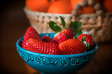 Cesta de fresas en el mercado a la venta