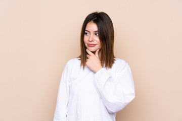 Fototapeta premium Young woman over isolated background thinking an idea