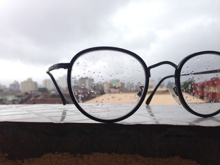 óculos  na chuva 