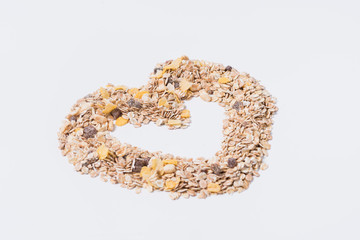 Corazón de cereales sobre fondo blanco