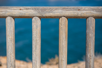 Detalle de valla exterior madera de seguridad en la costa junto al mar