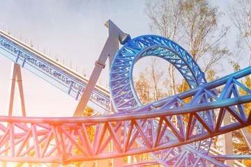 Papier Peint photo autocollant Parc dattractions Faites une boucle et allumez des montagnes russes bleues dans un parc d& 39 attractions