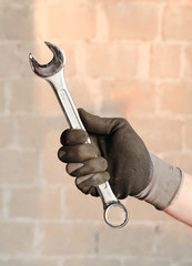 Klucz w męskiej dłoni mechanik naprawia kluczem