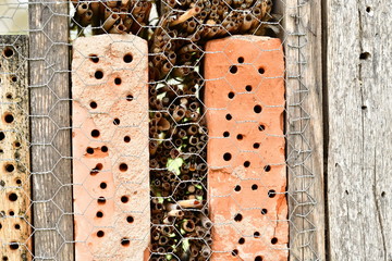 Bienen Wespen, Insekten Hotel - Nisthilfe mit gut getrocknetem Hartholz, Backsteinen, mit Maschendraht gesch&uuml;tzt. 