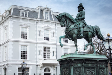 Obraz premium The Netherlands in winter with clear skies, buildings and streets