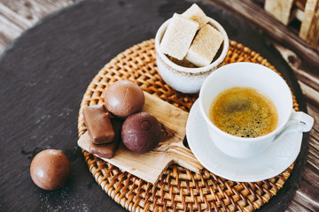 Tasse de café avec sucre et chocolats noir et au lait