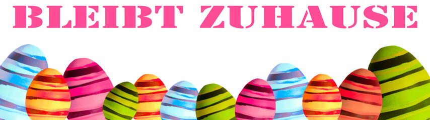 Ostern mit Coronavirus - Bleibt zuhause, Schriftzug und bunte Ostereier isoliert auf weissem Hintergrund