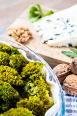 Préparation d'une tarte aux brocolis avec fromage roquefort et noix