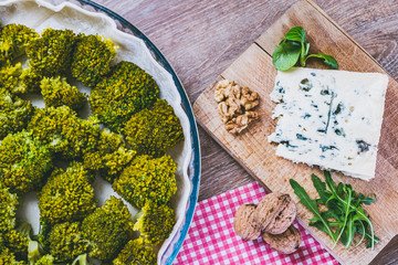 Préparation d'une tarte aux brocolis avec fromage roquefort et noix