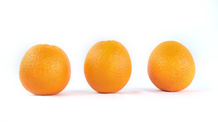 Апельсины на белом фоне 