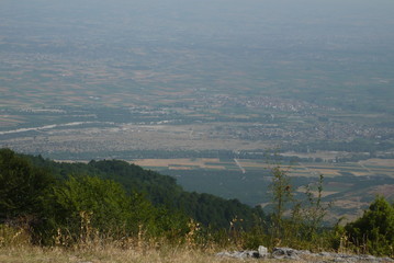 Fototapeta premium A view of a city with a mountain in the background