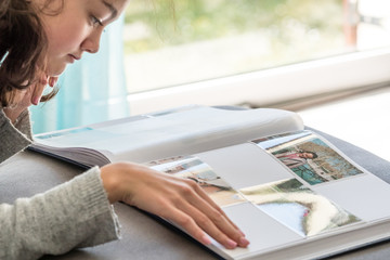 Jeune fille regardant des photographies 