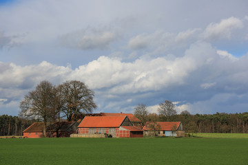Fototapeta na wymiar Bauernhof in Westfalen im Frühjahr