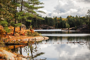 Vue sur le lac dans le parc national de Killarney en Ontario