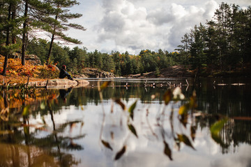 Femme au bord du lac à l'automne en Ontario 