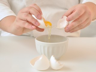 Cracking egg