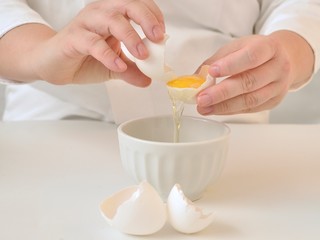 Cracking egg